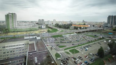 üst görünüm. büyük bir modern şehrin sokaklarında.