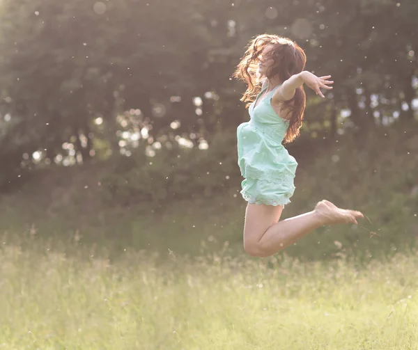 Salto en el cielo.mujer joven entusiasta disfrutando de la libertad — Foto de Stock