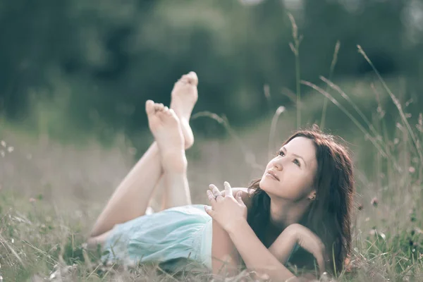 Linda mujer joven disfrutando de un cálido día de verano — Foto de Stock