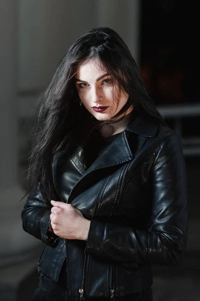 Menina elegante de pé na rua da cidade da noite — Fotografia de Stock