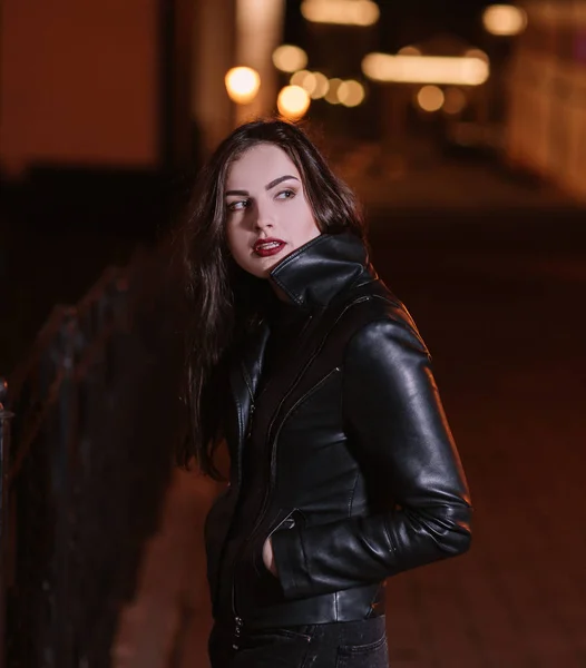 Stylische junge Frau steht in der Nacht Stadt. — Stockfoto