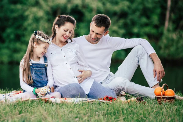Glückliche Familie bei einem Picknick an einem Sommertag. — Stockfoto