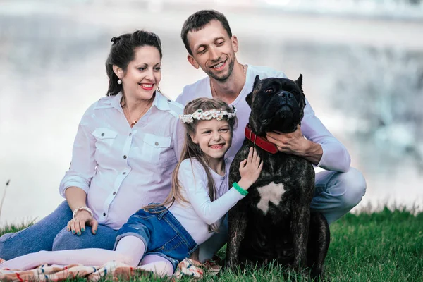Portret van Happy Family met hun huisdier buitenshuis — Stockfoto
