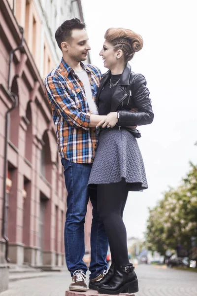 Amantes felizes abraçando quando se encontram na rua — Fotografia de Stock