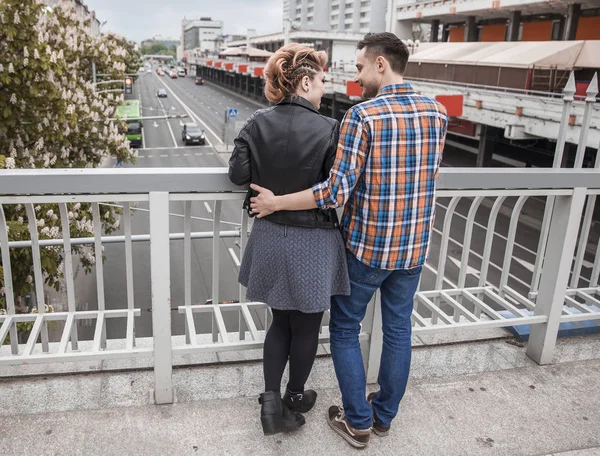 Çift ayakta Köprüsü'nde büyük şehirde sevgi dolu portresi — Stok fotoğraf
