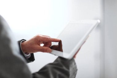 Dijital tablet.photo kopya alanı ile ekranda yakın up.blurred görüntü işadamı presler