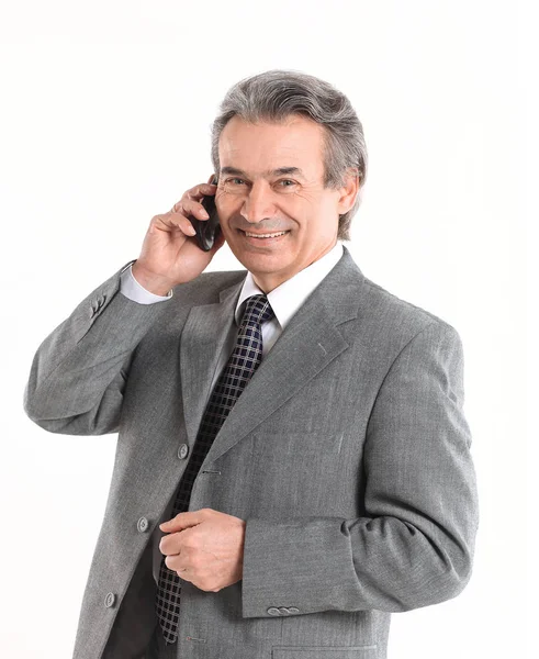 Empresário sênior falando em um telefone móvel.isolado em fundo branco — Fotografia de Stock