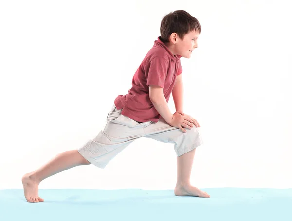 Petit garçon fait des exercices matinaux.isolé sur fond blanc — Photo