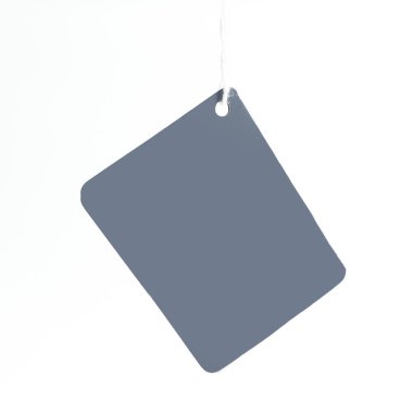 Beyaz bir arka plan üzerinde boş karton etiket.