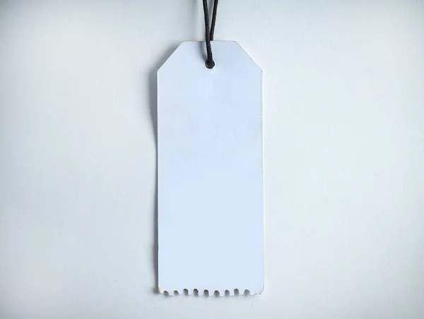 Etiqueta decorativa em branco feita de papelão em um branco — Fotografia de Stock