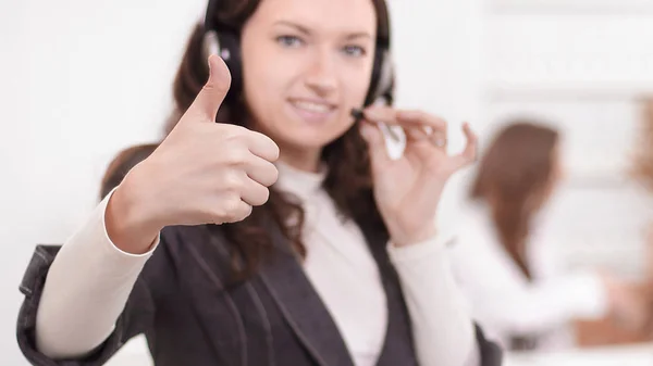 Porträtt av en anställd callcenter i bakgrunden av den av — Stockfoto
