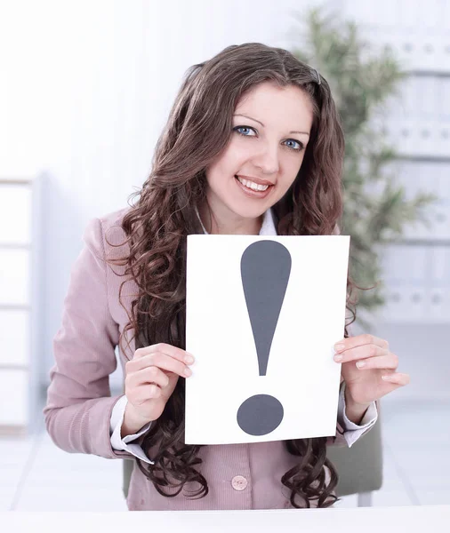 Młody biznes kobieta wyświetlone plakat z wykrzyknikiem . — Zdjęcie stockowe