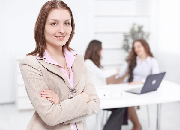 Closeup.Confident affärskvinna på bakgrunden av kontoret — Stockfoto