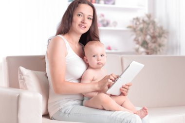 Anne Bebek resimleri dijital tablet üzerinde gösterir.