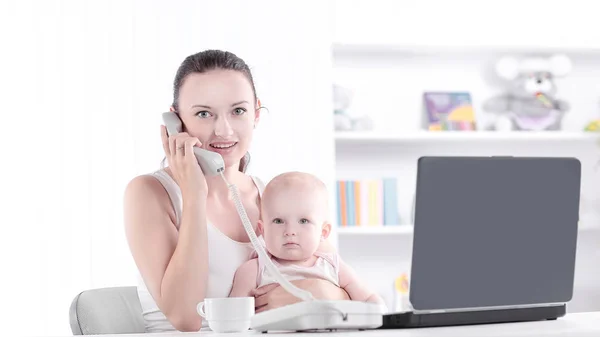 Junge Mutter telefoniert. das Konzept der Freiberuflichkeit — Stockfoto