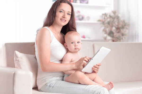 Matka pokazuje zdjęcia dziecka na tablecie z systemem cyfrowego — Zdjęcie stockowe