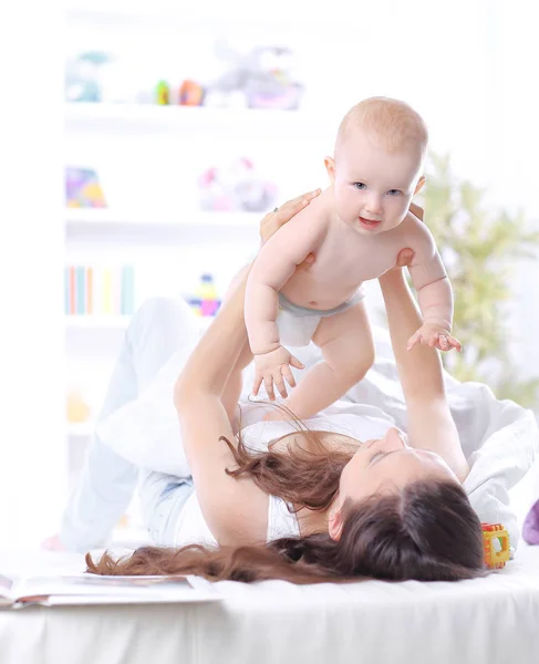 Młoda matka uczy dziecko stanąć. koncepcja macierzyństwo — Zdjęcie stockowe