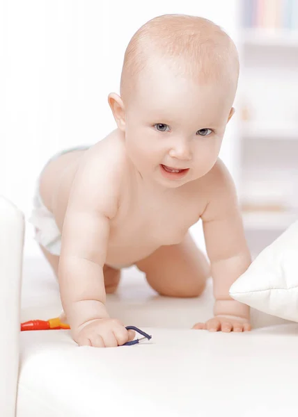 Retrato de bebé bonito de pie en el sofá . — Foto de Stock