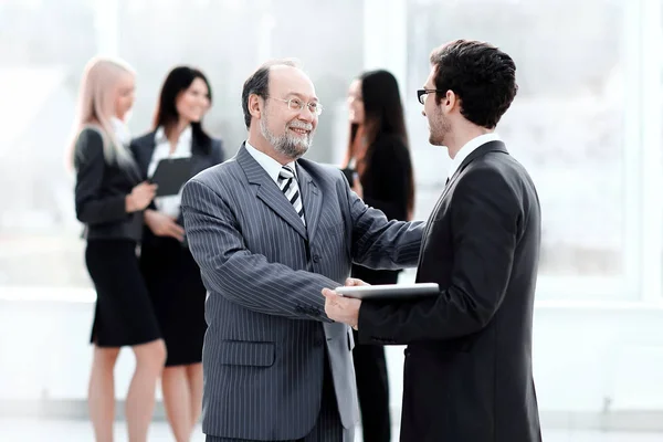 Gerente de proyecto estrechando la mano con el empleado antes del seminario — Foto de Stock