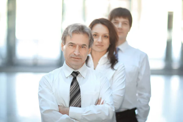 Zelfverzekerde business team in de achtergrond van het kantoor — Stockfoto