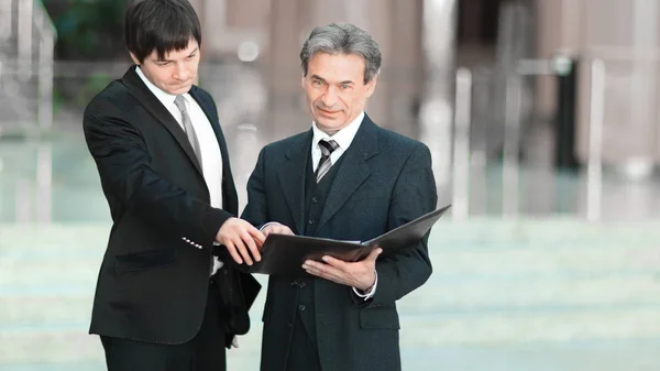 Geschäftspartner mit Unterlagen im Büro. — Stockfoto