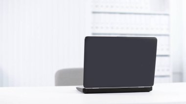 bir işadamı açık masanın üstünde Laptop.