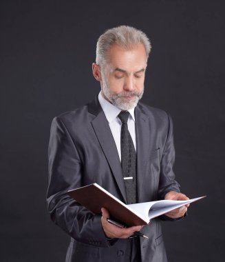 Ciddi bir iş adamı çalışan bir belge imzalar.