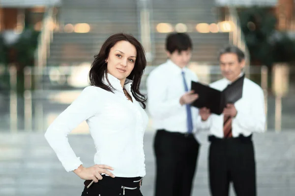 Portret van vertrouwen vrouw achtergrond kantoor. — Stockfoto