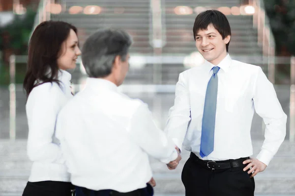 会議やオフィスで、ビジネス人々 の握手. — ストック写真