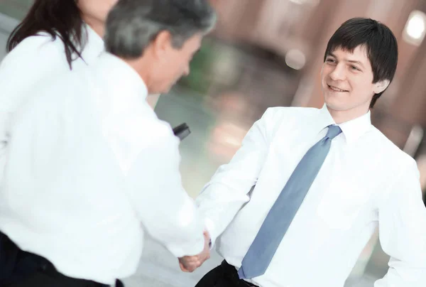 Primo piano .handshake uomini d'affari in ufficio — Foto Stock