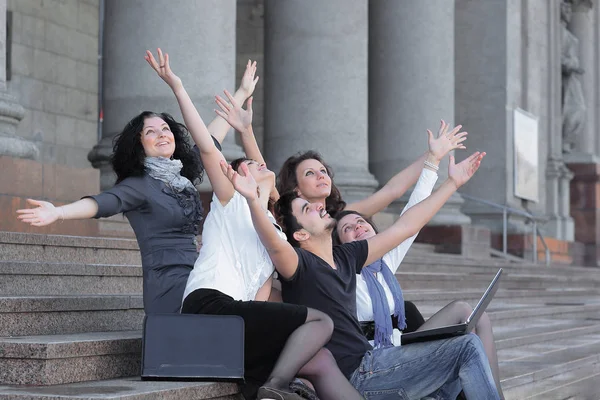 Gruppo di studenti universitari felici di fronte all'edificio universitario — Foto Stock