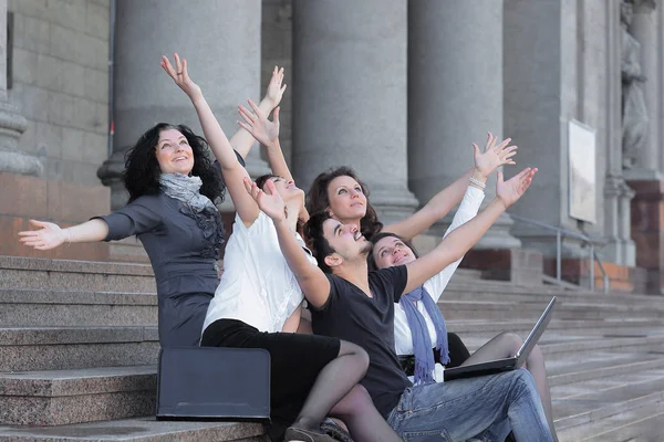 Grupo de estudantes universitários felizes em frente ao edifício da universidade — Fotografia de Stock