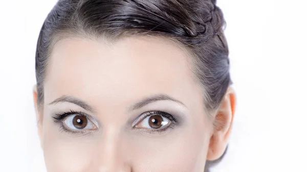 Närbild .face av vacker ung kvinna med dagliga makeup. — Stockfoto
