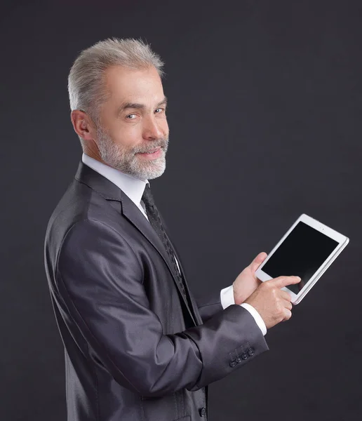 Σύγχρονη επιχειρηματίας χρησιμοποιώντας ψηφιακή tablet.isolated σε μαύρο φόντο — Φωτογραφία Αρχείου