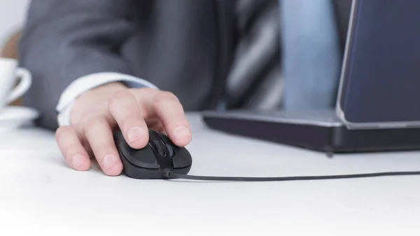 Geschäftsmann arbeitet am Laptop, sitzt an seinem Schreibtisch. — Stockfoto