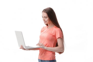 Beyaz arka plan üzerinde laptop.isolated ile özenli kız öğrenci