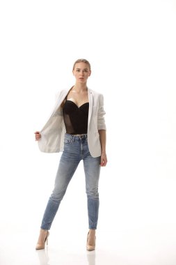 Beyaz arka plan üzerinde kendine güvenen genç woman.isolated portresi