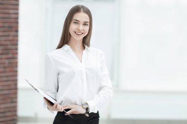 Executive iş kadını ile pano parlak office arka planı