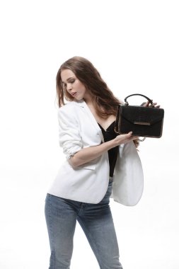 Beyaz moda handbag.isolated olan şık kadın