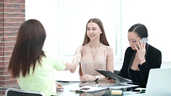 Apretón de manos de los jóvenes socios comerciales en una reunión de trabajo en la oficina — Foto de Stock