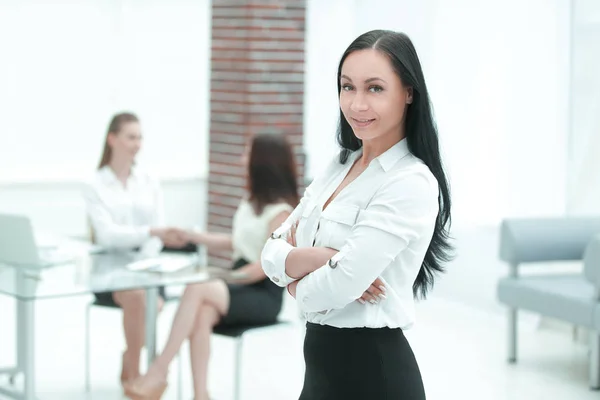 Porträtt av säker affärskvinna på suddig office bakgrund — Stockfoto