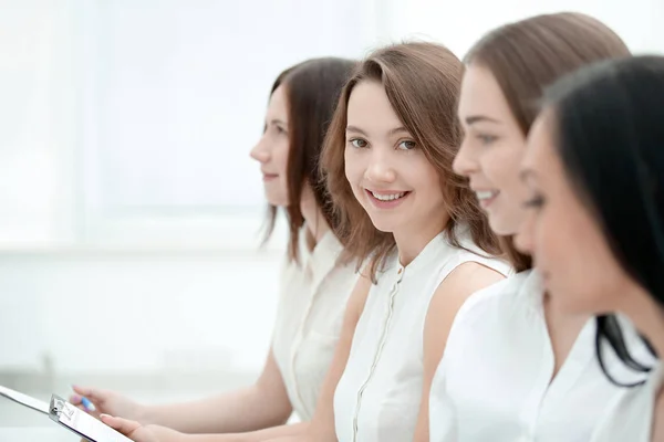 Nära up.young affärskvinna på bakgrunden av kollegor — Stockfoto