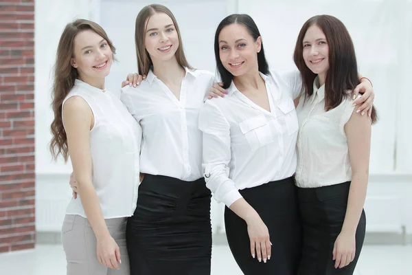 Retrato del equipo empresarial moderno dentro del edificio de oficinas — Foto de Stock