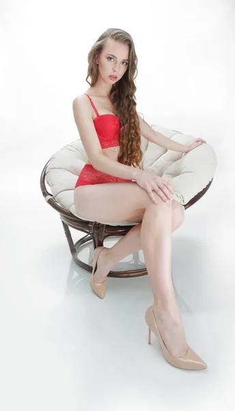 Junge schlanke schöne Frau sitzt in einem runden großen Stuhl — Stockfoto