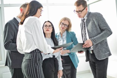 yeni fikirleri tartışmak bir modern iş takım görüntüsü
