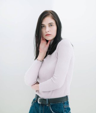 ciddi bir genç iş kadını portresi.