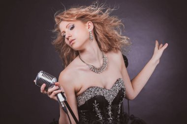 siyah konser elbisesi bir müzikal kompozisyon performans güzel kadın şarkıcı