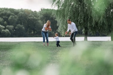 Park küçük oğulları birlikte yürüyüş ile mutlu anne bahar