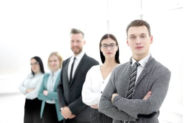 genç işadamı iş ekibi önünde duran