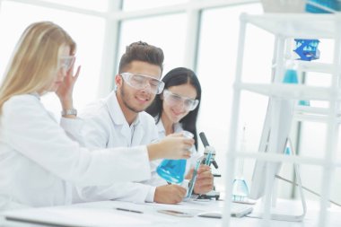 grup bilim adamı tartışmak sıvı balonun içinde.